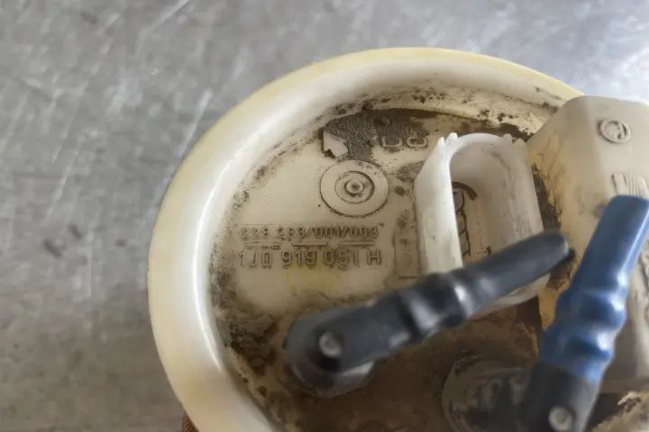 Pompa benzina in rezervor combustibil Volkswagen VW Golf 2001