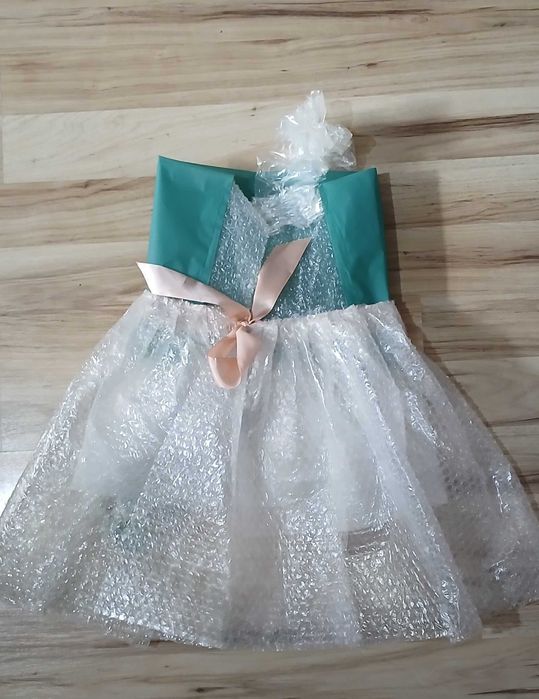 Rochie din materiale reciclabile,foarte frumoasa,mar 5-7 anii