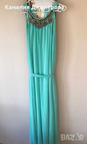 Дълга рокля с диамантена яка.