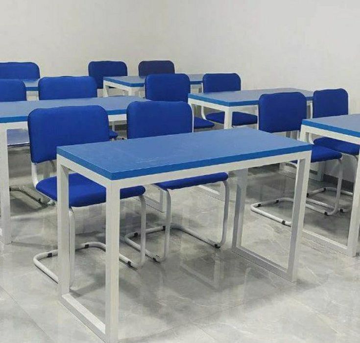 Парта для школьников с стульями