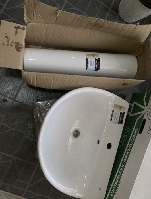 Керамическая раковина с пьедесталом