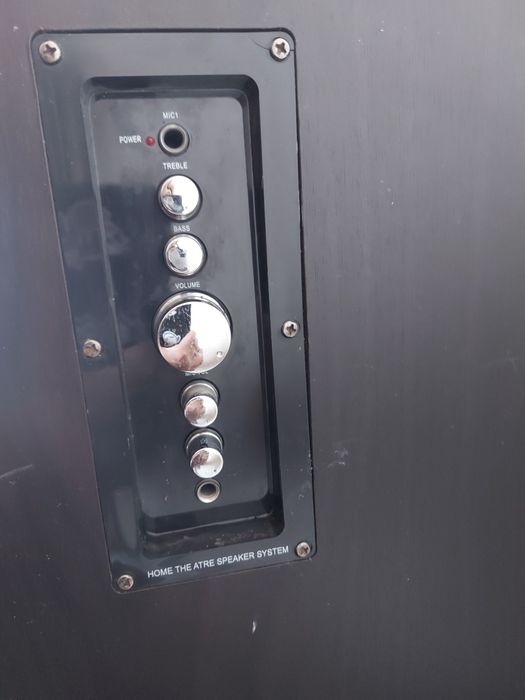 Колонки с с встроенным усилителем.