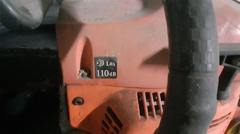 Бензиновая пила.