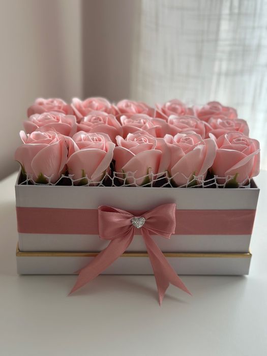 Букет от сапунени рози в стилна кутия