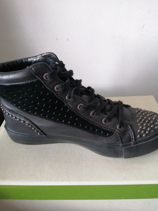 Сникърси GUESS,  естествена