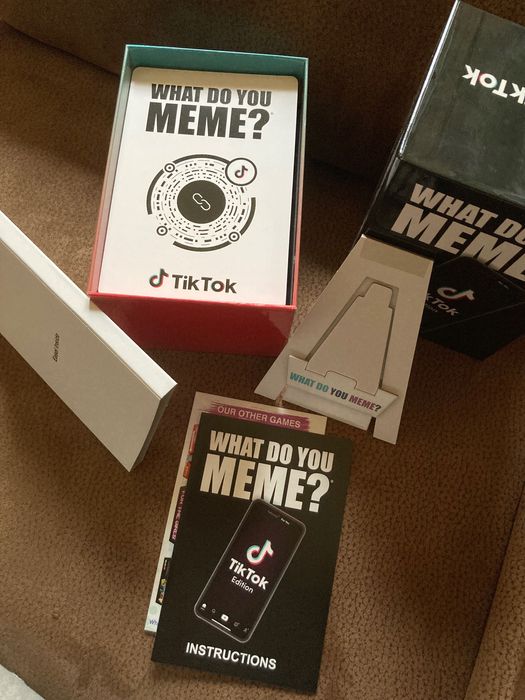 Настолна игра What Do You Meme? (TikTok Meme Edition) - Парти игра