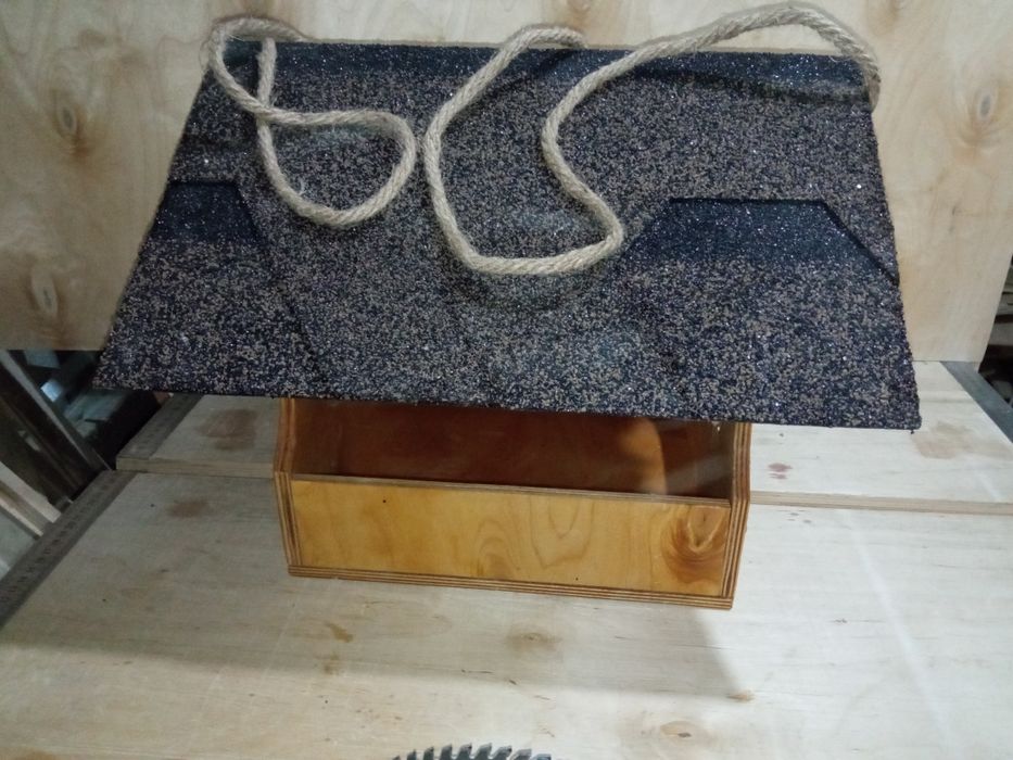 Кормушка для птиц, белок