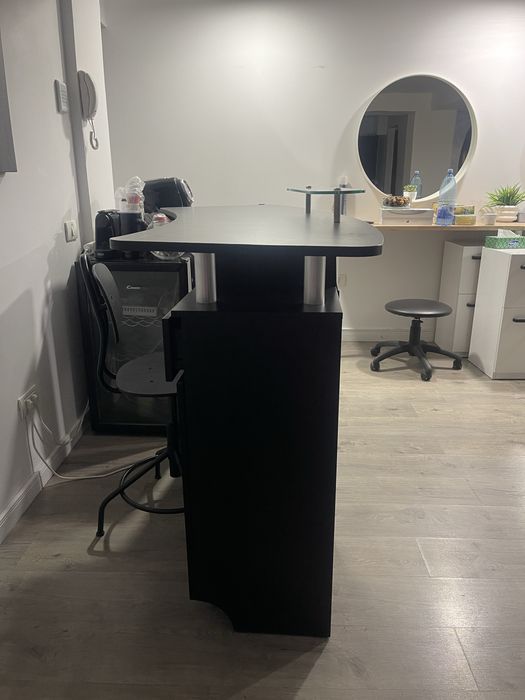 Recepție salon profesională / birou recepție – spațioasă, cu depozitare