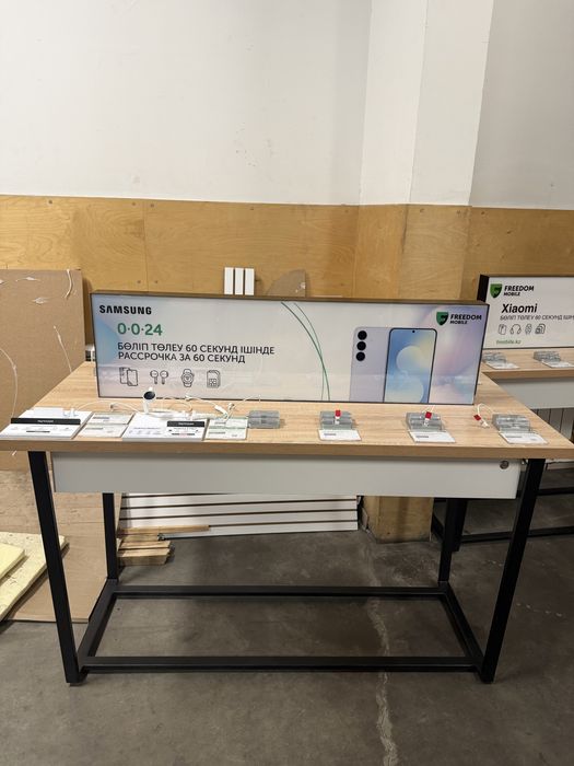 Витринный стол для смартфонов