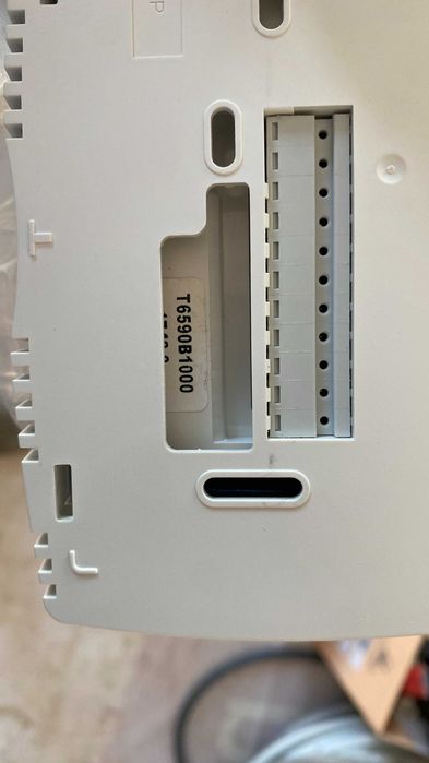Termostat electronic Honeywell T6590B pentru ventilo-convectoare cu 2 sau 4 tevi