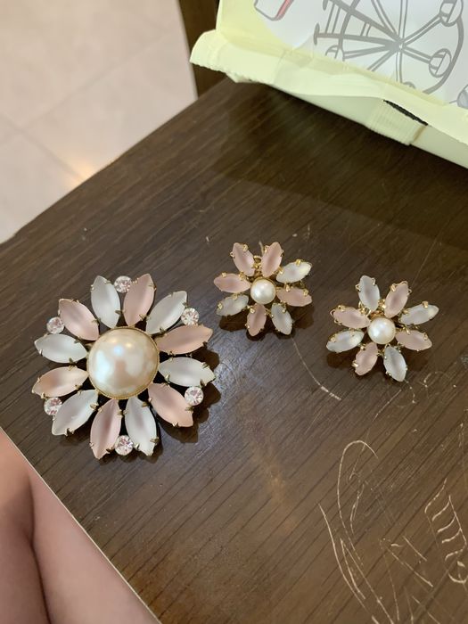 Клипсы и брошь винтажные с сатиновым стеклом