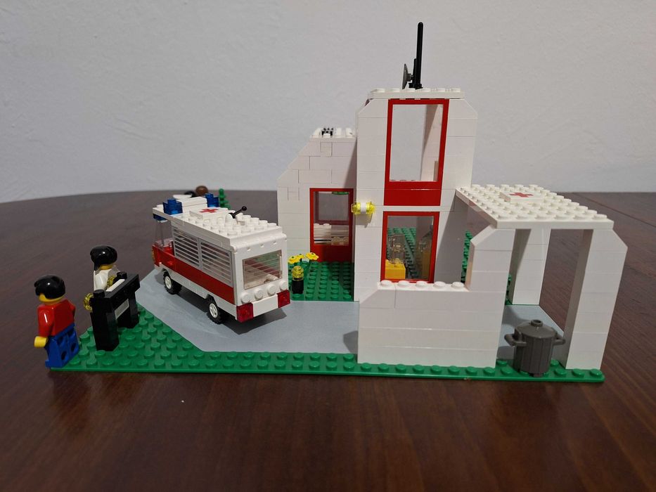 Lego 6380: Emergency Treatment Center (St. Mary's Hospital)