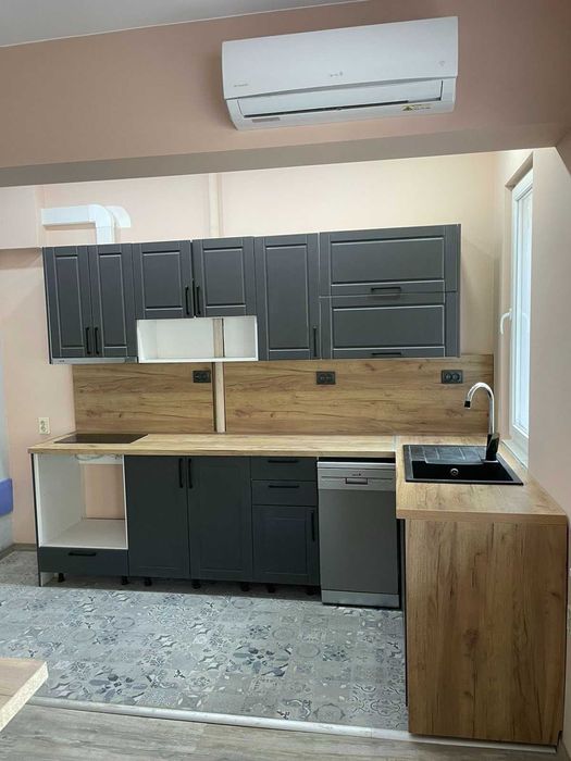 Продавам, апартамент тристаен, Червен площад.