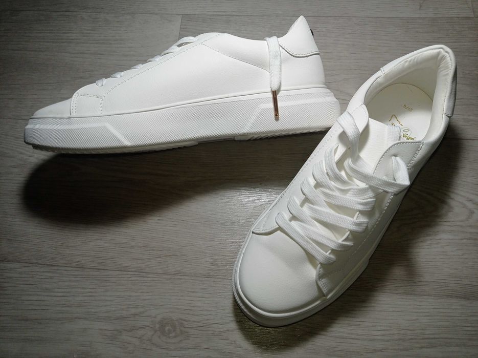 Продам кроссовки новые