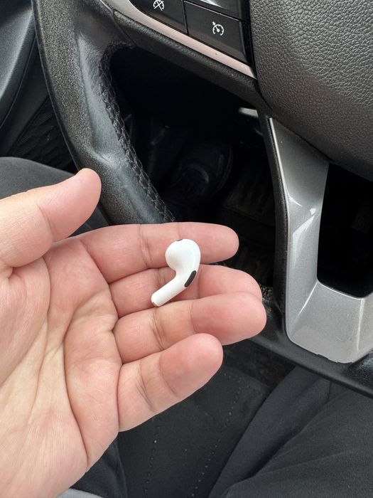 Продам правое ухо AirPods