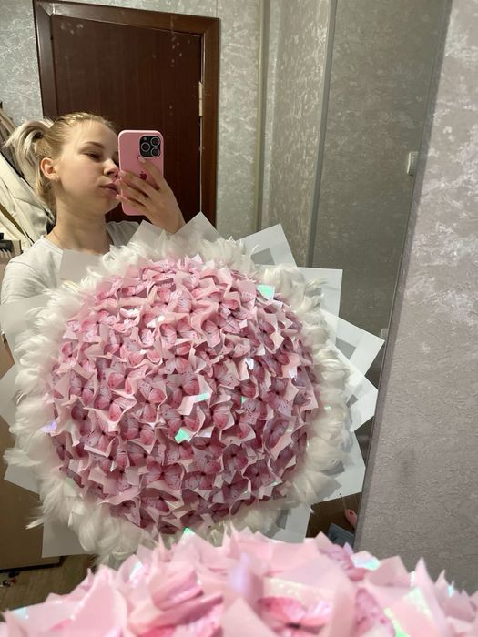 Атласный букет роз