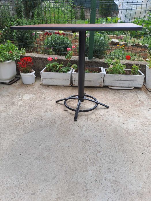 Продавам маса с метална конструкция