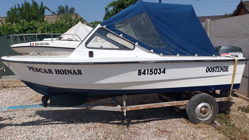 Barca cu motor  acoperita
