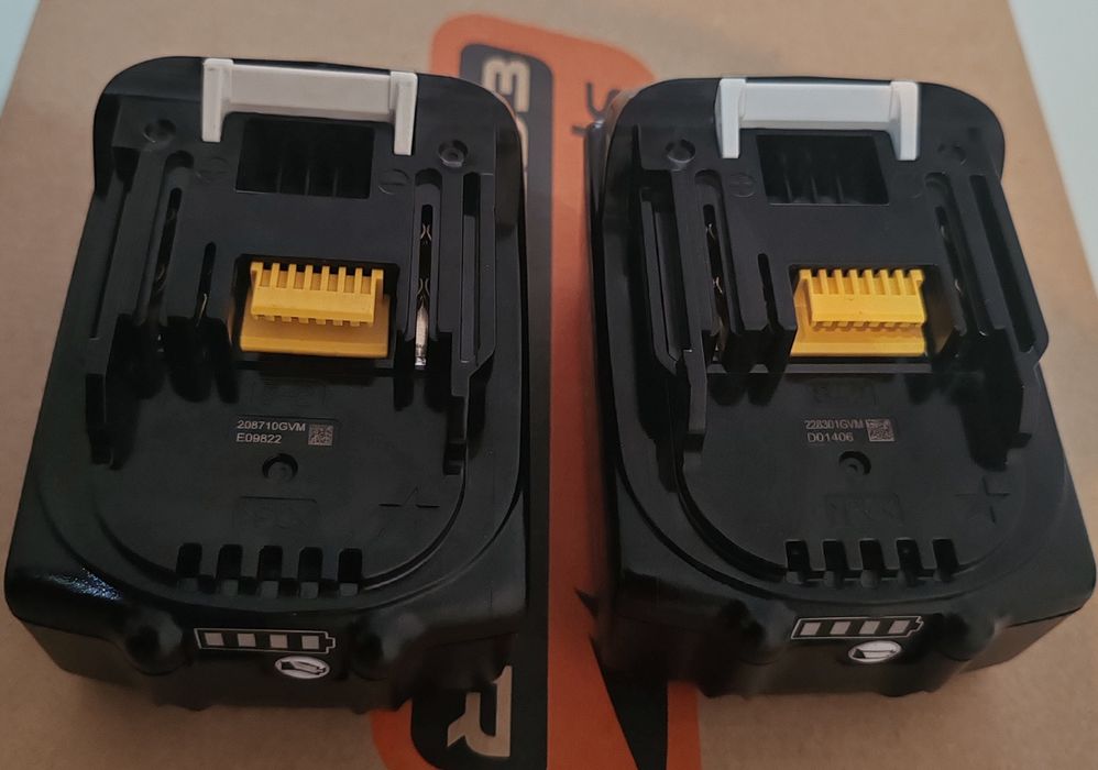 Acumulatori  3 Ah 18 V 2 buc  si statie incarcare Rapida  18V