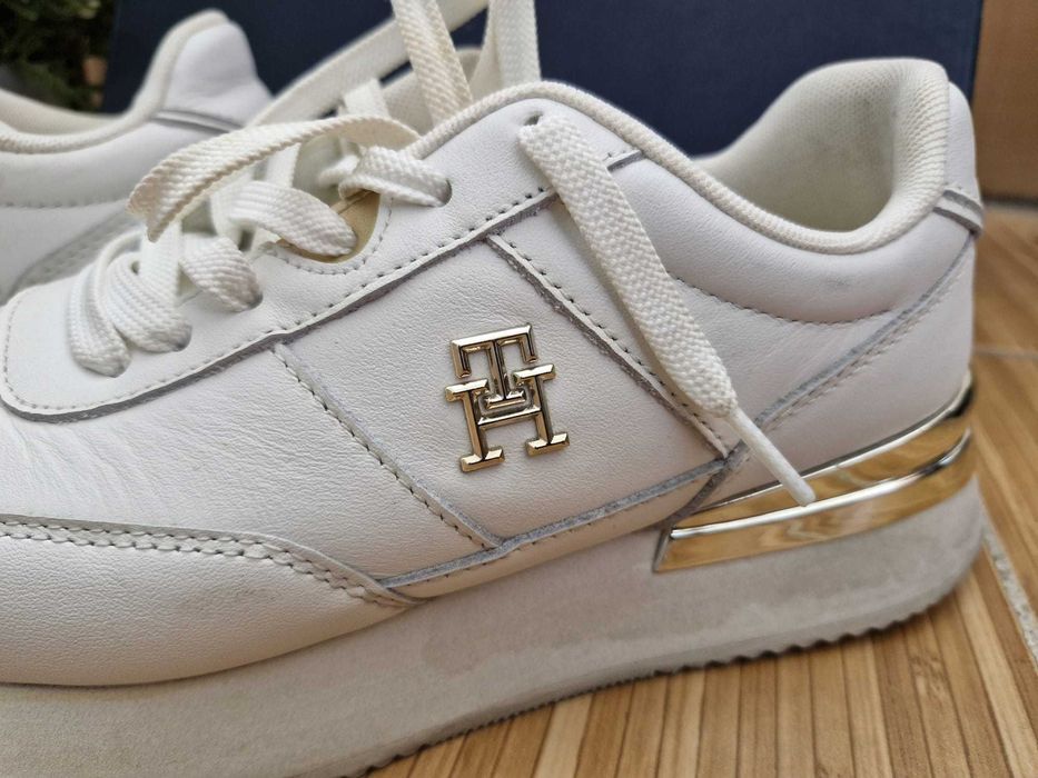 Vând adidași Tommy Hilfiger