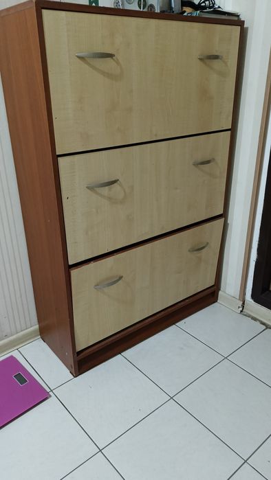 Продам обувницу .