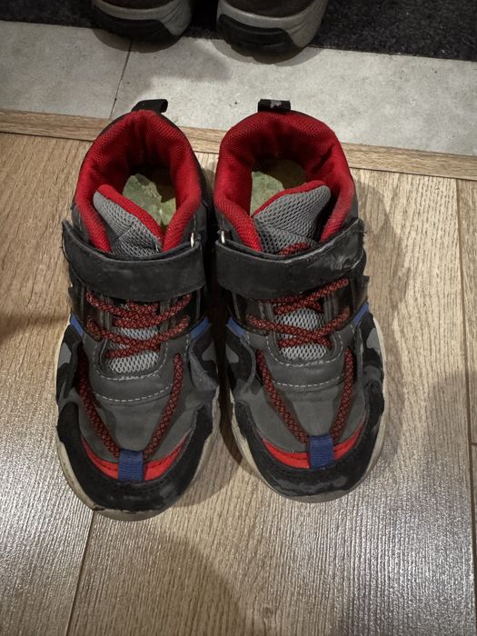 Отдам обувь мальчику 32, 33размер