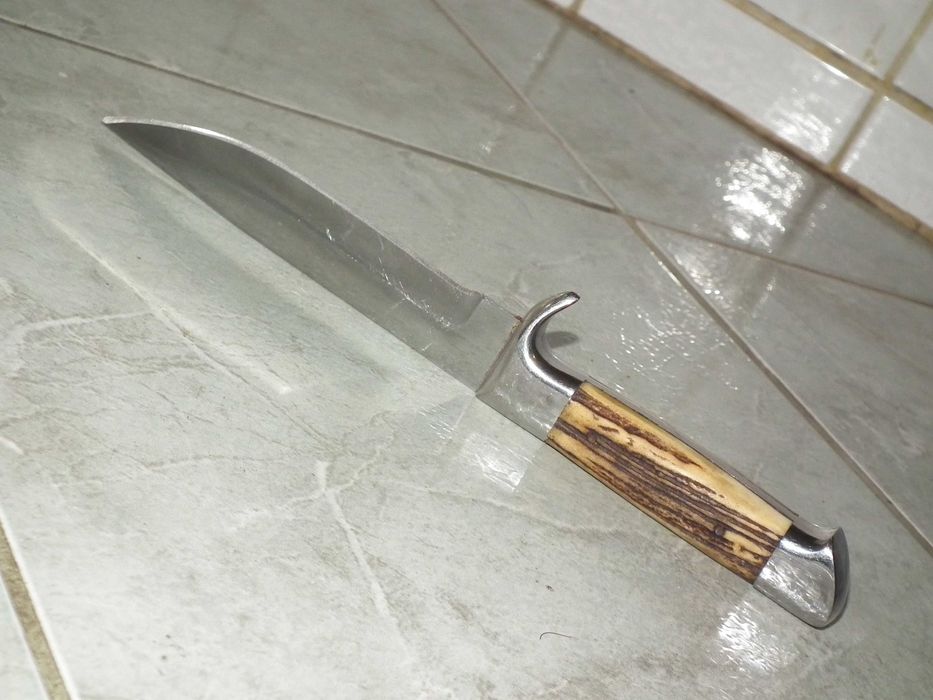 Cutit de vánátoare maghiar cu plásele din corn Magyar Diósgyőri Művek (Diósgyőri Acélművek)