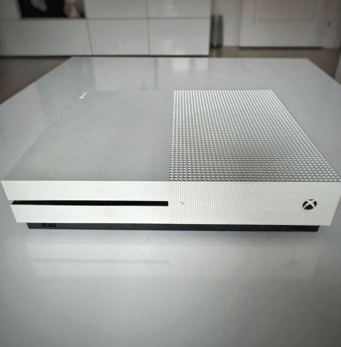 Xbox One S 1TB + Controller