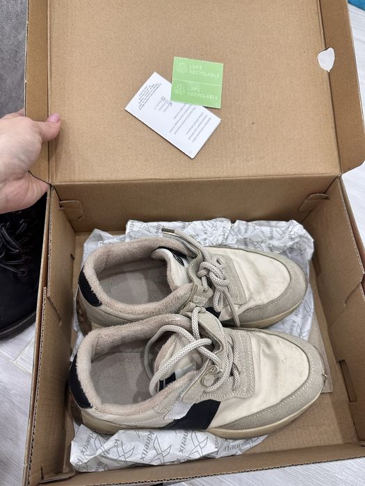 Продам две пары кроссовок