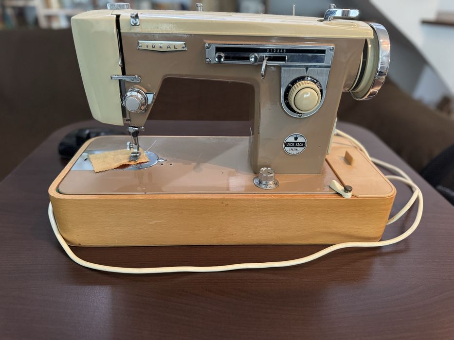 Masina de cusut electrica IDEAL Zick Zack Spezial vintage germană