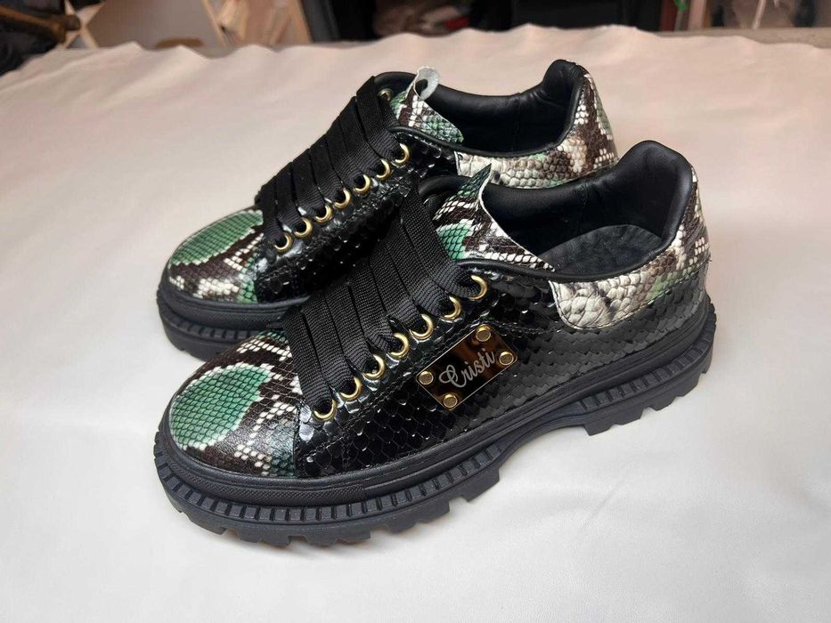 Exclusiv pentru Artisti, Vip-uri, Cantareti, Stilul Reptilian