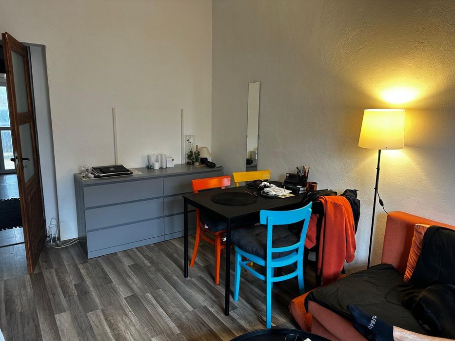 Închiriez apartament la casă