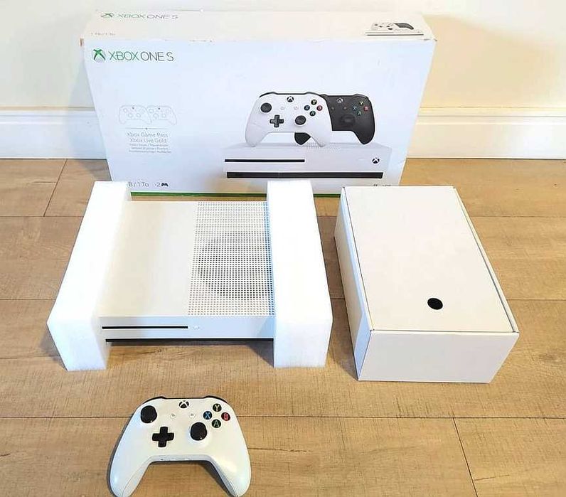 Xbox One S 1 Tb  + зарядка gamepad диски  xbox one