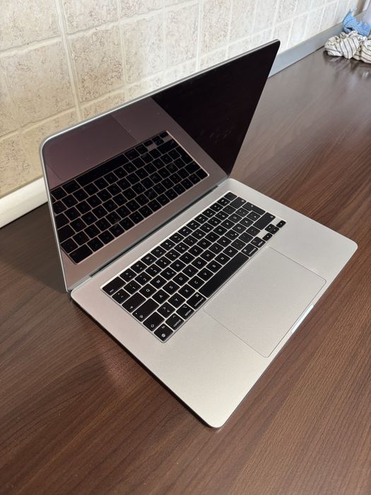 MacBook Air M2 15” / 512GB / 8GB
