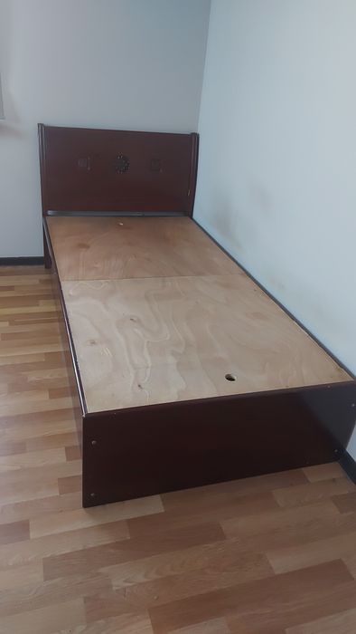 Кровать, кухонный гарнитур.