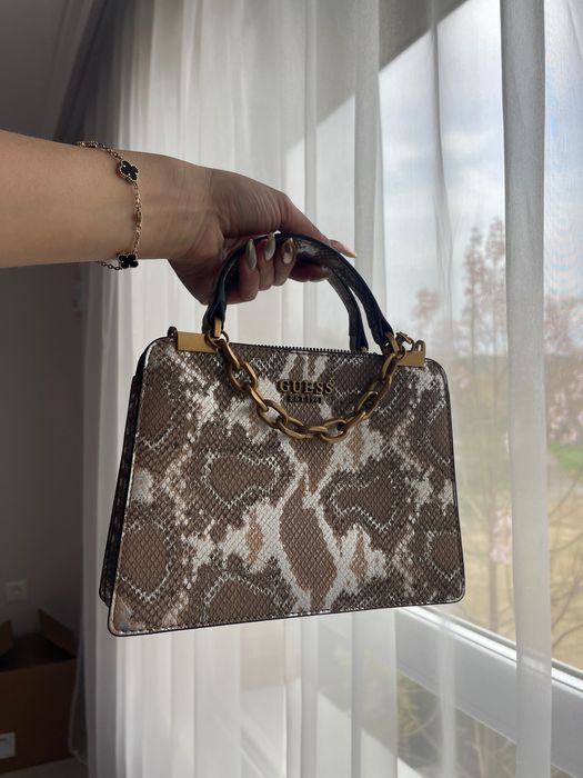 Чанта Guess страхотен принт