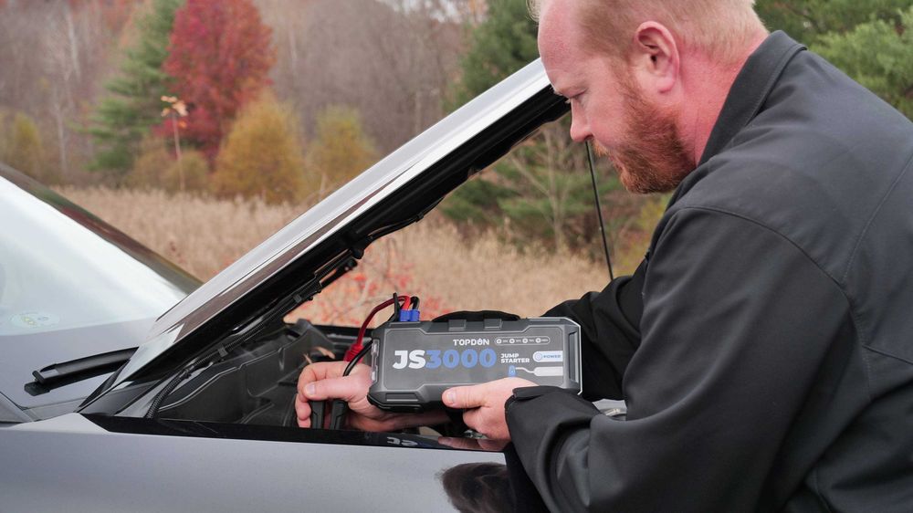 Jump Starter TopDon JS3000, за двигатели до 9L, вградена LED светлина