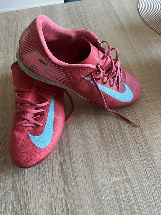 Adidasi Nike de fotbal !!!Teren sintetic !!! Marime  43 !!!