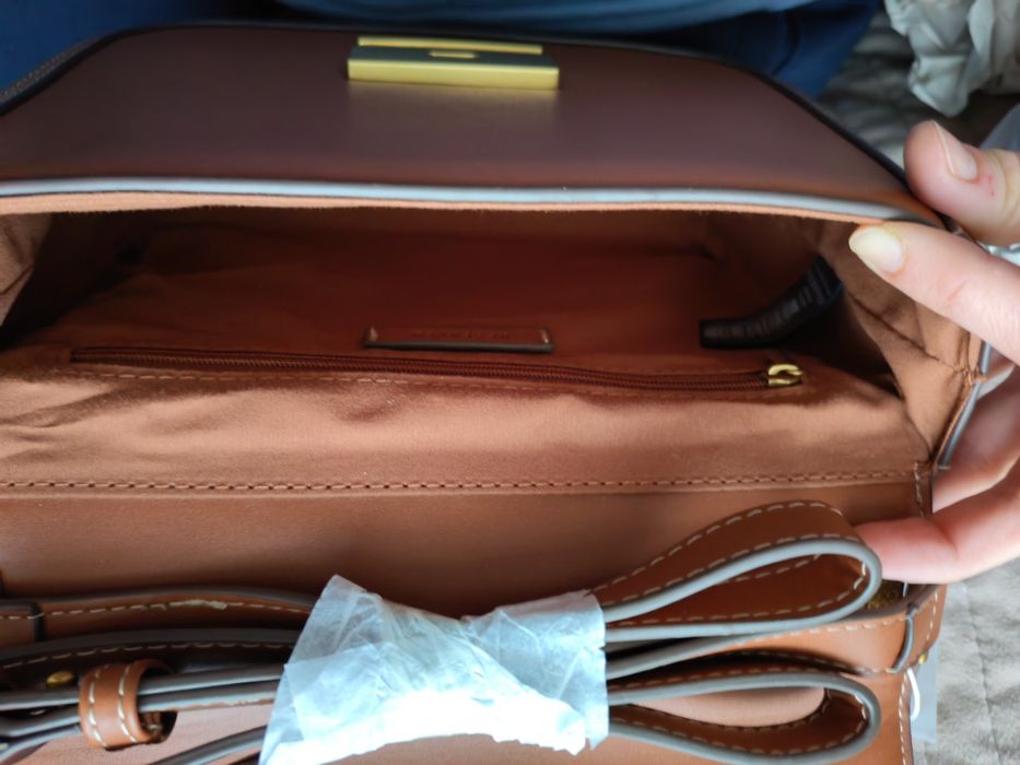 НОВА кожена чанта през рамо RESERVED