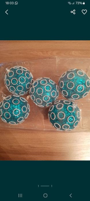 Статуэтка  и ёлочные игрушки