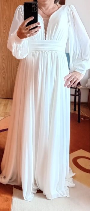 Rochie de seară crem, lungă, nouă, elegant finisată. Se poate proba. Cer seriozitate