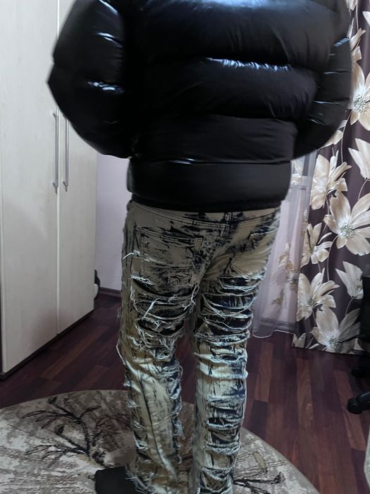 Blugi de pe h_esntls