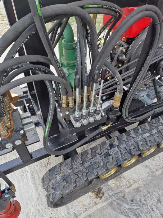 Vând mașină de foraj hidraulică cu accesorii complete,100 m de prajina