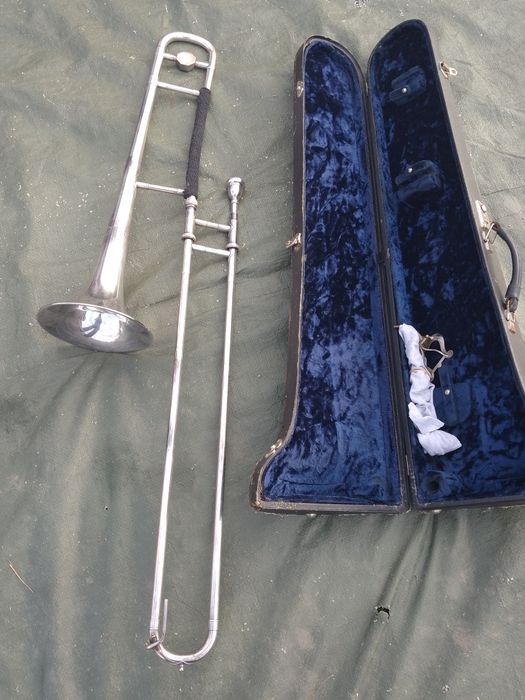 Vind trompete și un trombon la diferite preturi