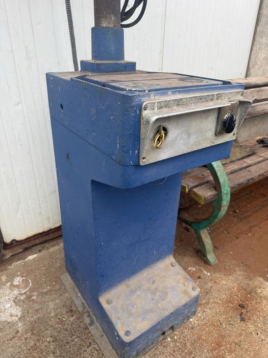 Masina de gaurit cu coloana UMP - model industrial