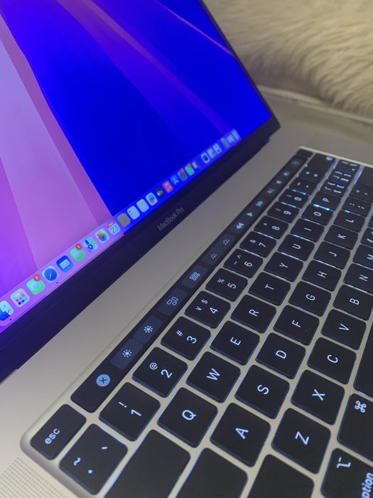 Macbook Pro 16” Touch Bar  i9 1TB 16GB Ram 4GB Video