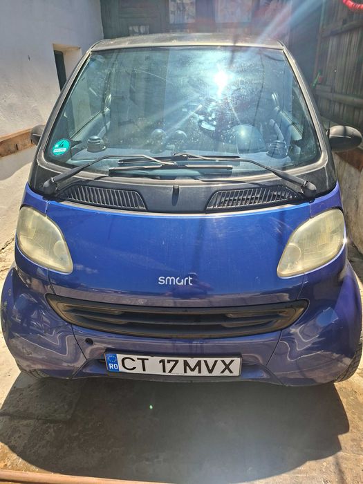 Vând Smart Fortwo 0.8 CDI diesel, an fabricație 2000, culoare albastru/negru.