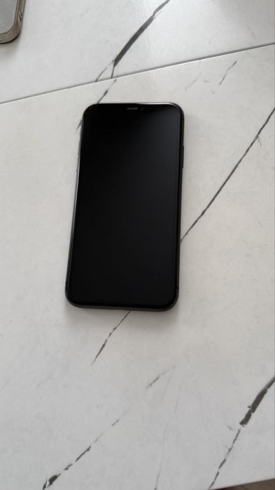 IPhone 11 smartphone, емкость 71%