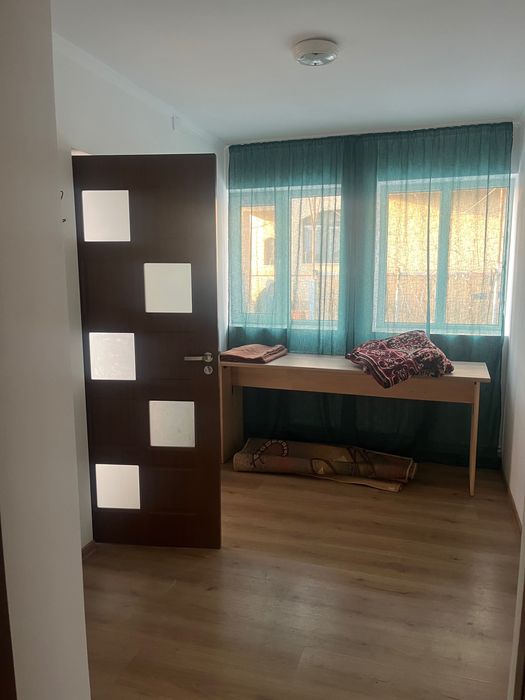 Închiriez casă la curte sector 5