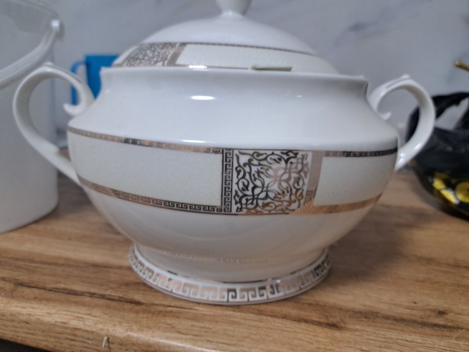 Супница фарфоровая